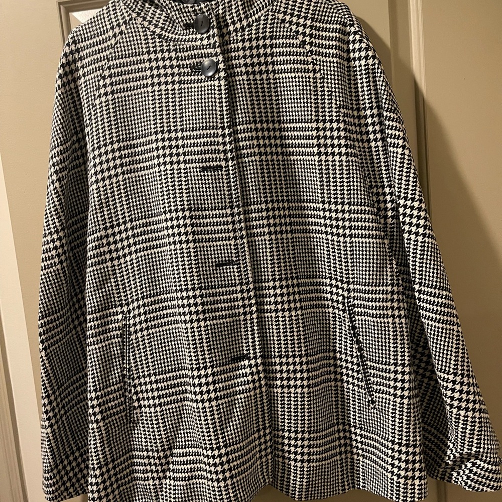 Chic Houndstooth Cape in Black and White